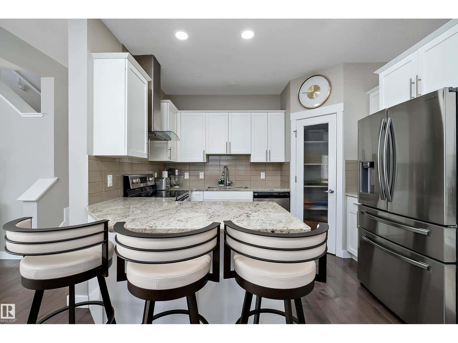 7043 174 AV NW — Edmonton - Photo 5 of 40