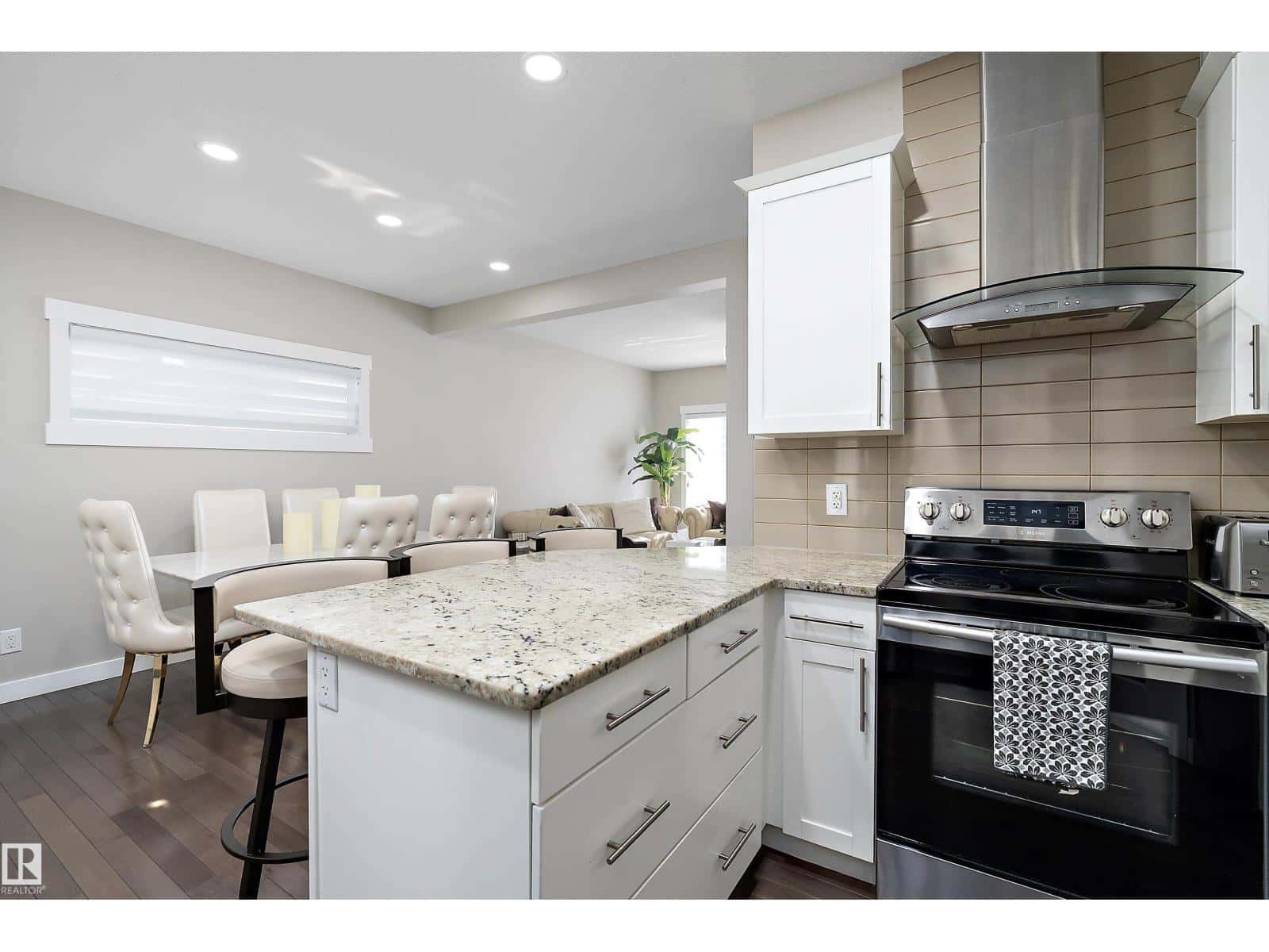 7043 174 AV NW — Edmonton - Photo 3 of 40