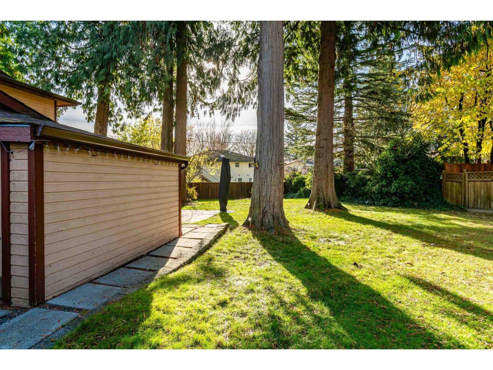 8971 145A STREET — Surrey - Photo 5 of 39