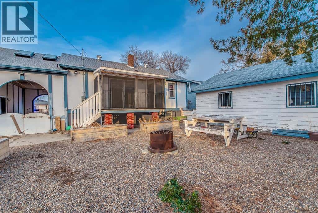 219 4 Street SE — Redcliff - Photo 3 of 24