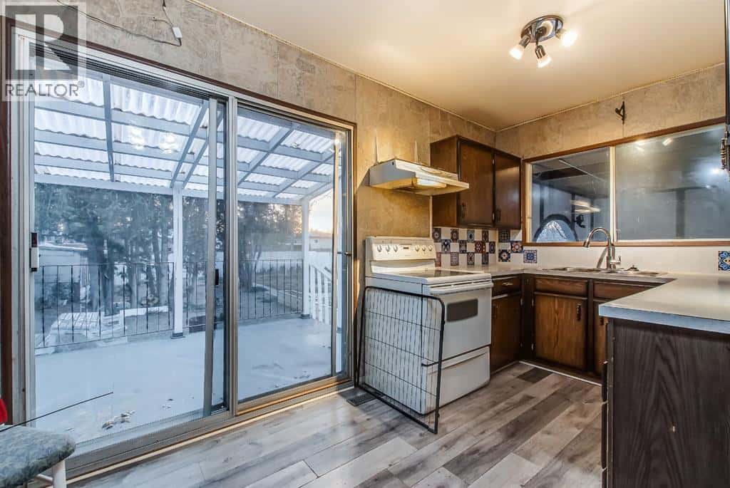 219 4 Street SE — Redcliff - Photo 4 of 24