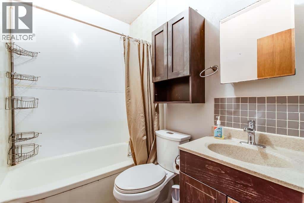 219 4 Street SE — Redcliff - Photo 5 of 24