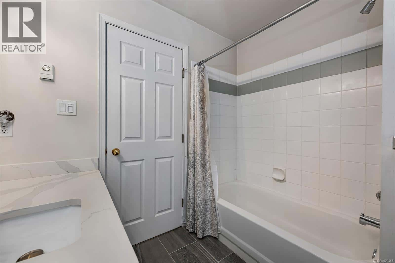 1769 Bay St — Victoria - Photo 4 of 41