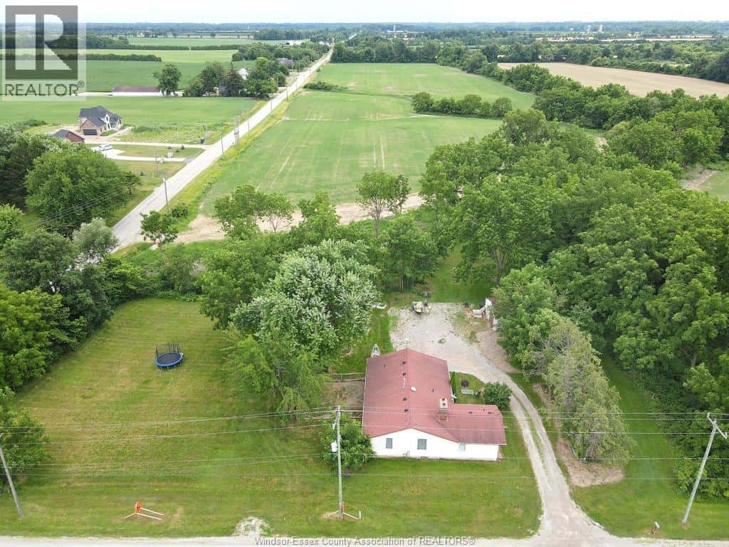 3811 COUNTY ROAD 18 (ESSEX BLVD) — Amherstburg - Photo 3 of 44