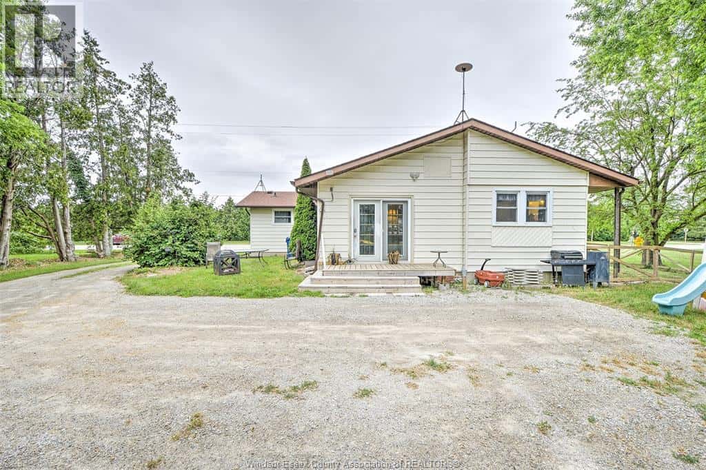 3811 COUNTY ROAD 18 (ESSEX BLVD) — Amherstburg - Photo 5 of 44