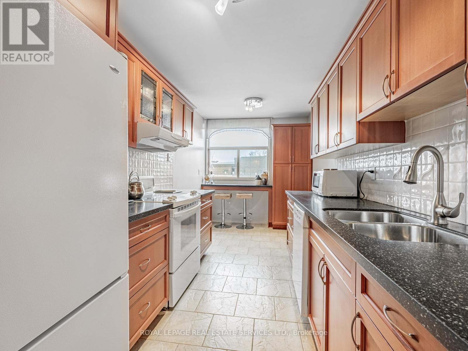 205 - 44 FALBY COURT — Ajax (South East) - Main photo