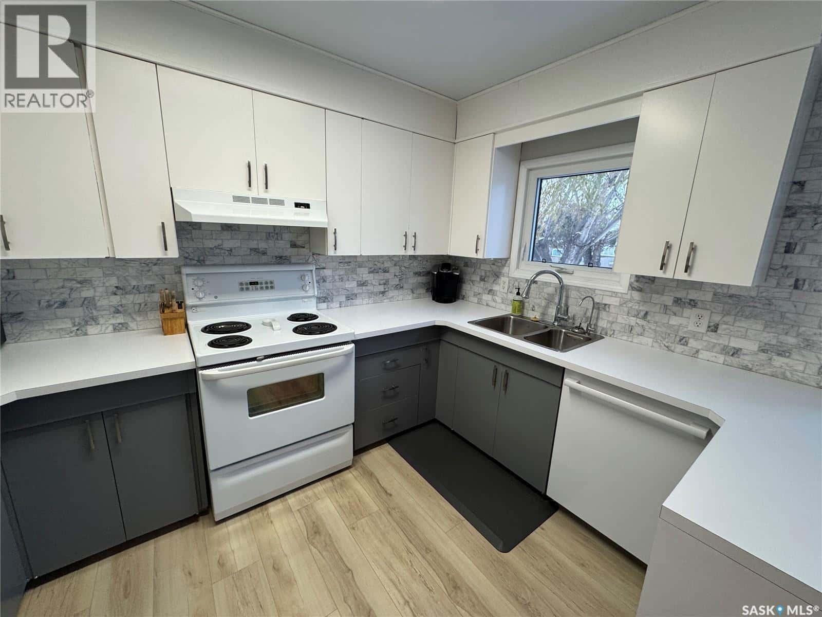 501 7th AVENUE W — Biggar, Saskatchewan - Photo 2 of 39