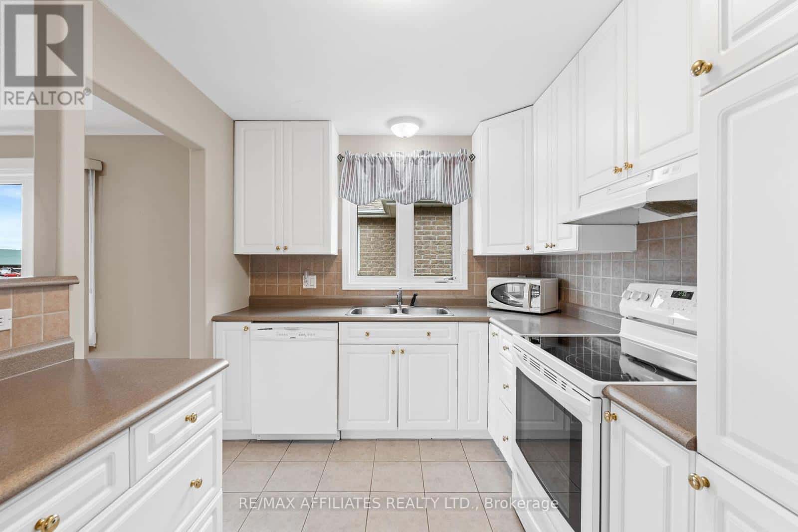 54 DR GORDON CRESCENT — North Grenville - Photo 3 of 36