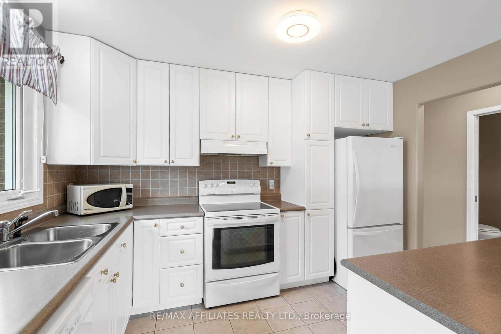 54 DR GORDON CRESCENT — North Grenville - Photo 4 of 36