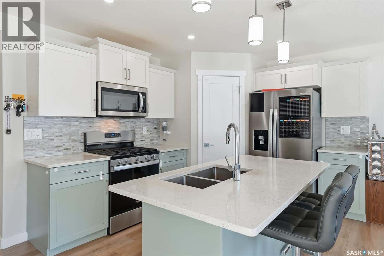 458 Schmeiser BEND — Saskatoon - Photo 4 of 50