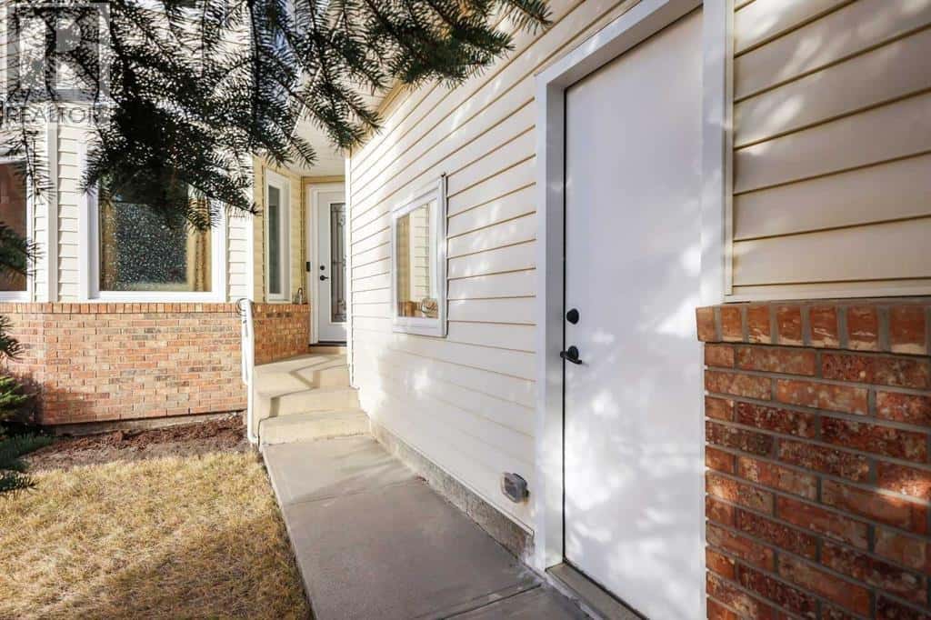 188 Christie Park Hill SW — Calgary, Alberta - Photo 2 of 41