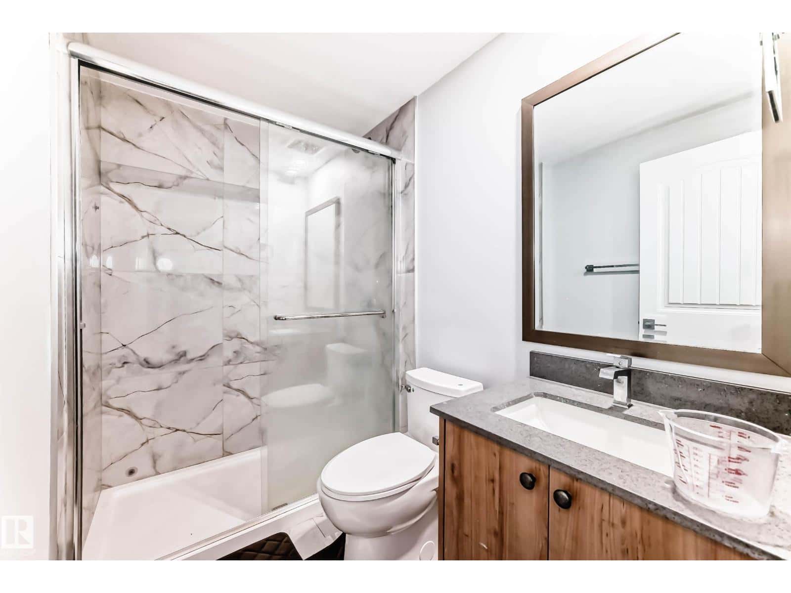 6159 12 AV SW SW — Edmonton - Photo 5 of 53