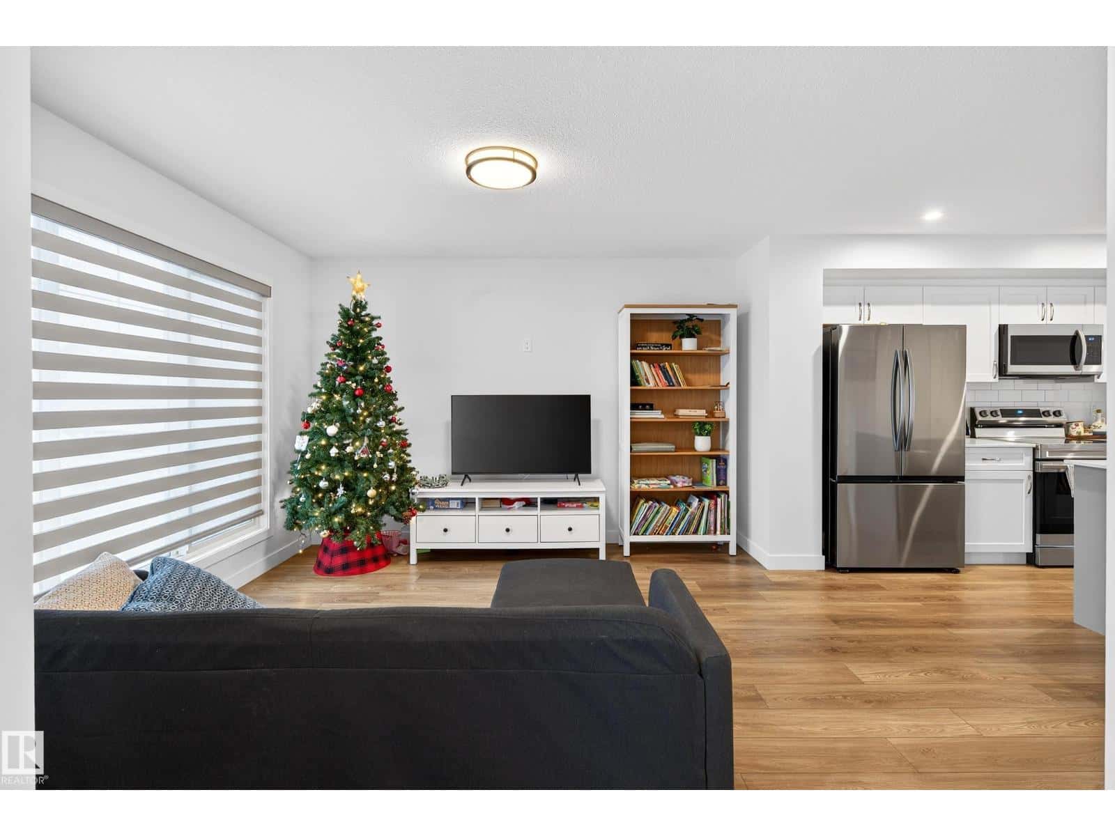 201 SUNLAND WY — Sherwood Park - Photo 2 of 50