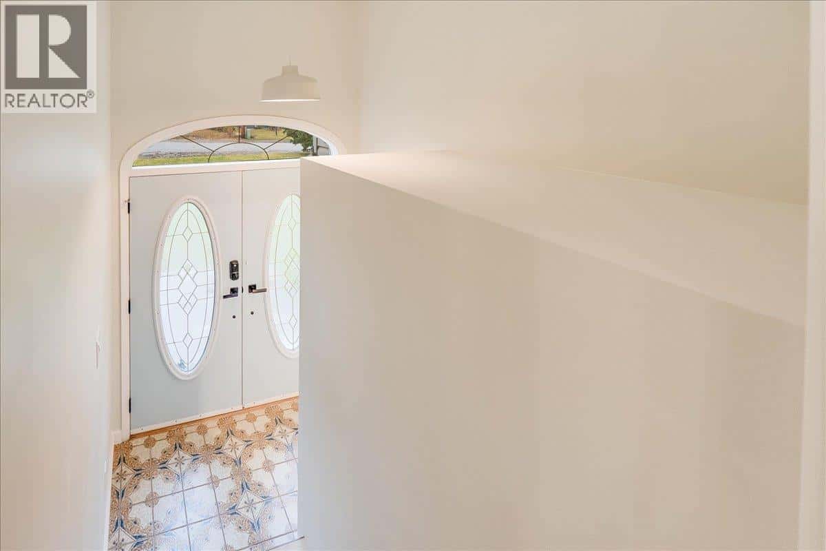 1408 Meadowbrook Drive — Castlegar - Photo 5 of 85