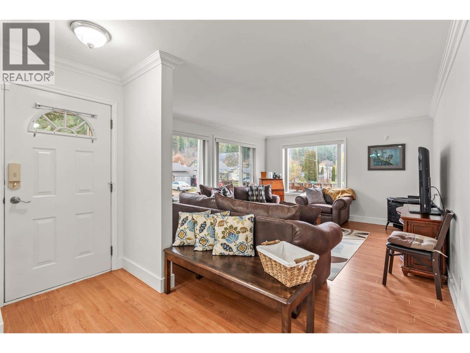 110 West Enderby Road — Enderby - Photo 5 of 60