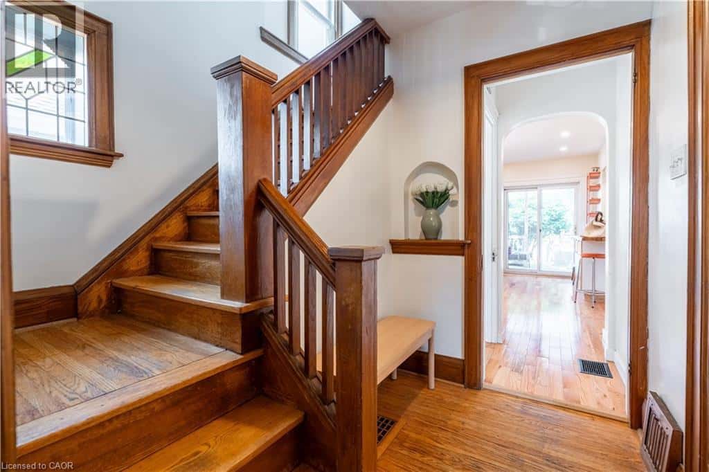 26 WEIR Street S — Hamilton - Photo 3 of 32