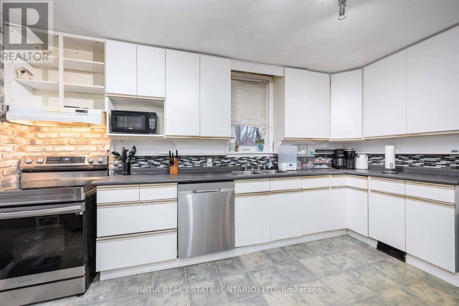 856 DEVINE STREET — Sarnia - Photo 2 of 23