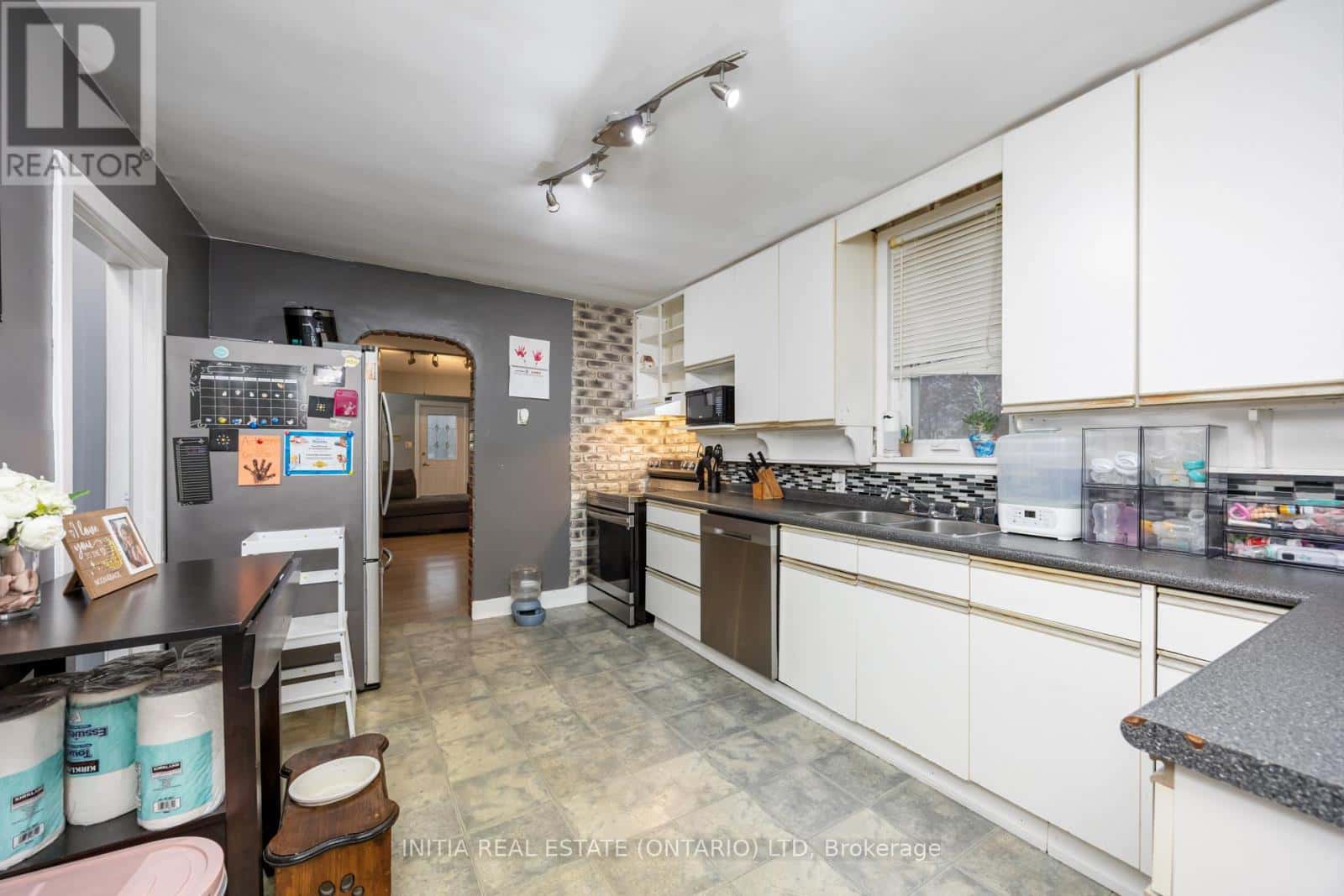 856 DEVINE STREET — Sarnia - Photo 3 of 23