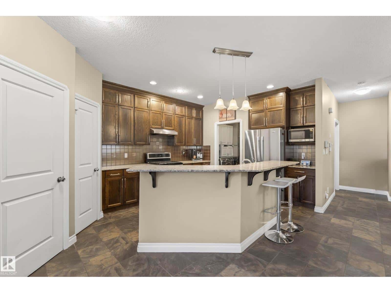 21917 95A AV NW — Edmonton - Photo 5 of 34