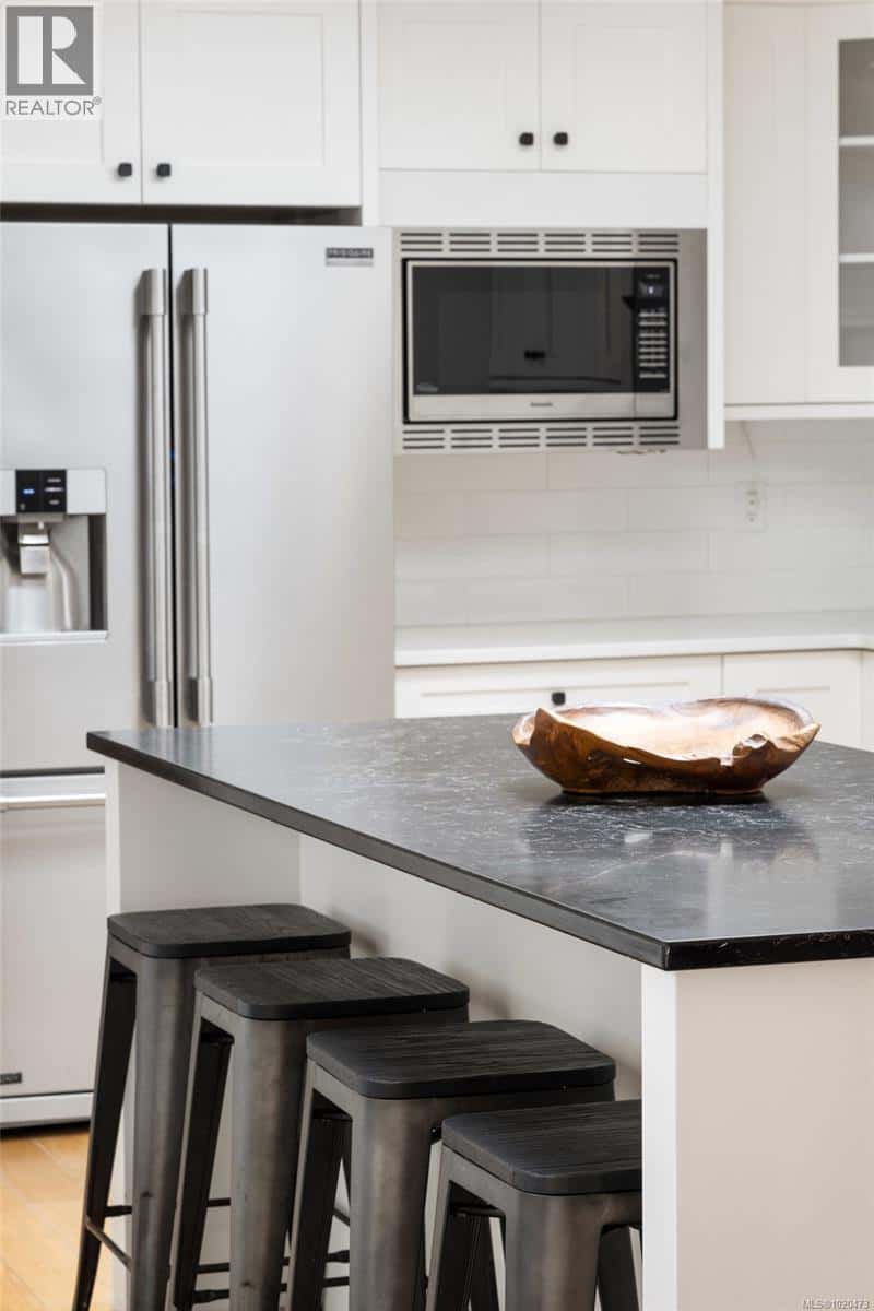 4465 Emily Carr Dr — Saanich - Photo 5 of 36