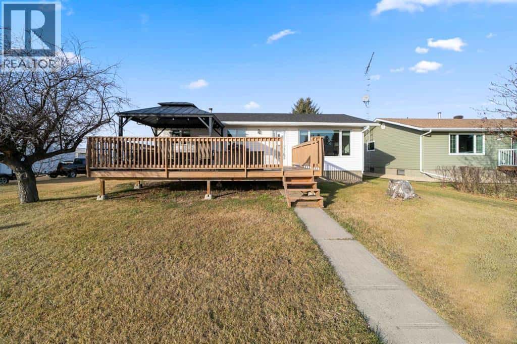 5002 46 Street — Daysland - Photo 3 of 35