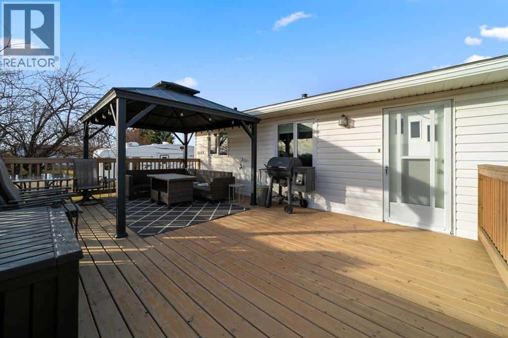 5002 46 Street — Daysland - Photo 4 of 35