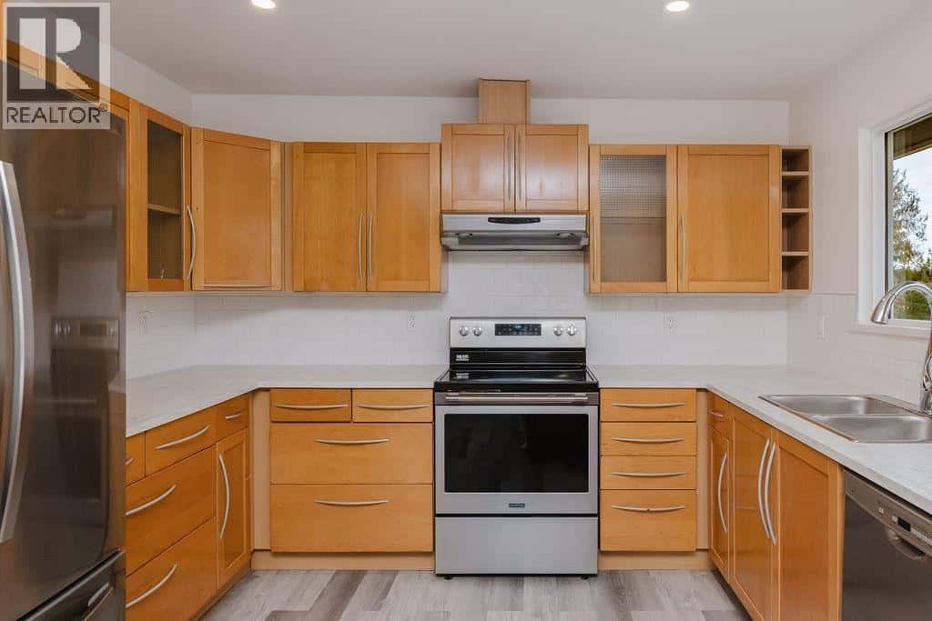 4357 CAMEO ROAD — Sechelt - Photo 3 of 27