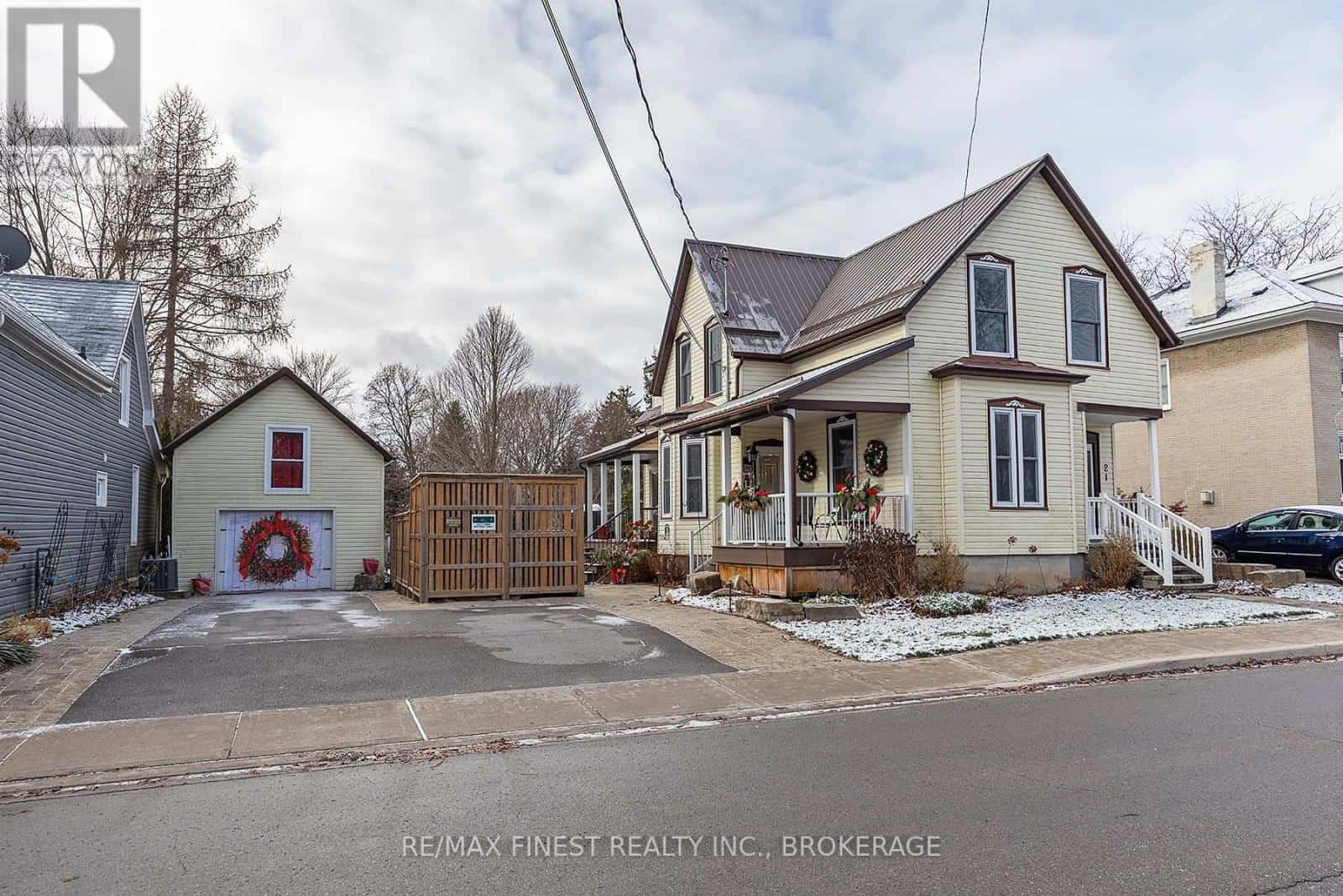 21 CENTRE STREET — Prince Edward County (Picton Ward), Ontario - Photo 2 of 37