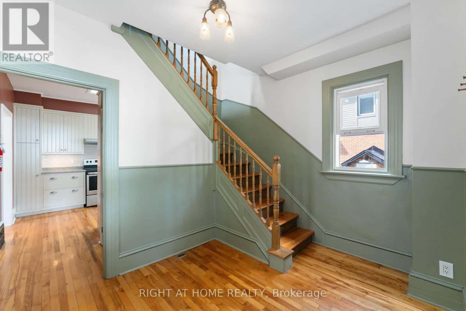 284 CHURCHILL AVENUE N — Ottawa - Photo 2 of 18