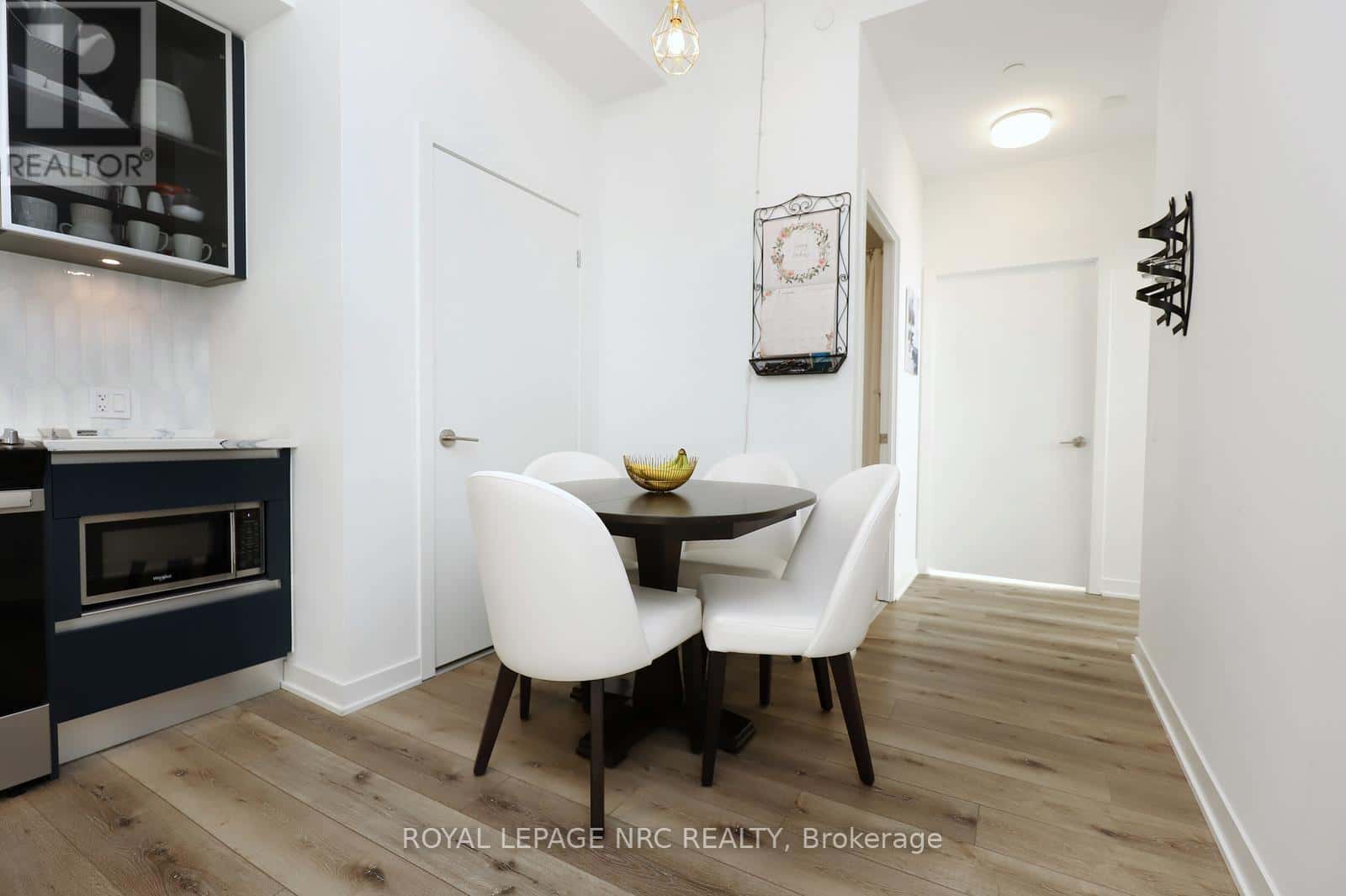 PH02 - 405 DUNDAS STREET W — Oakville (GO Glenorchy) - Photo 2 of 43