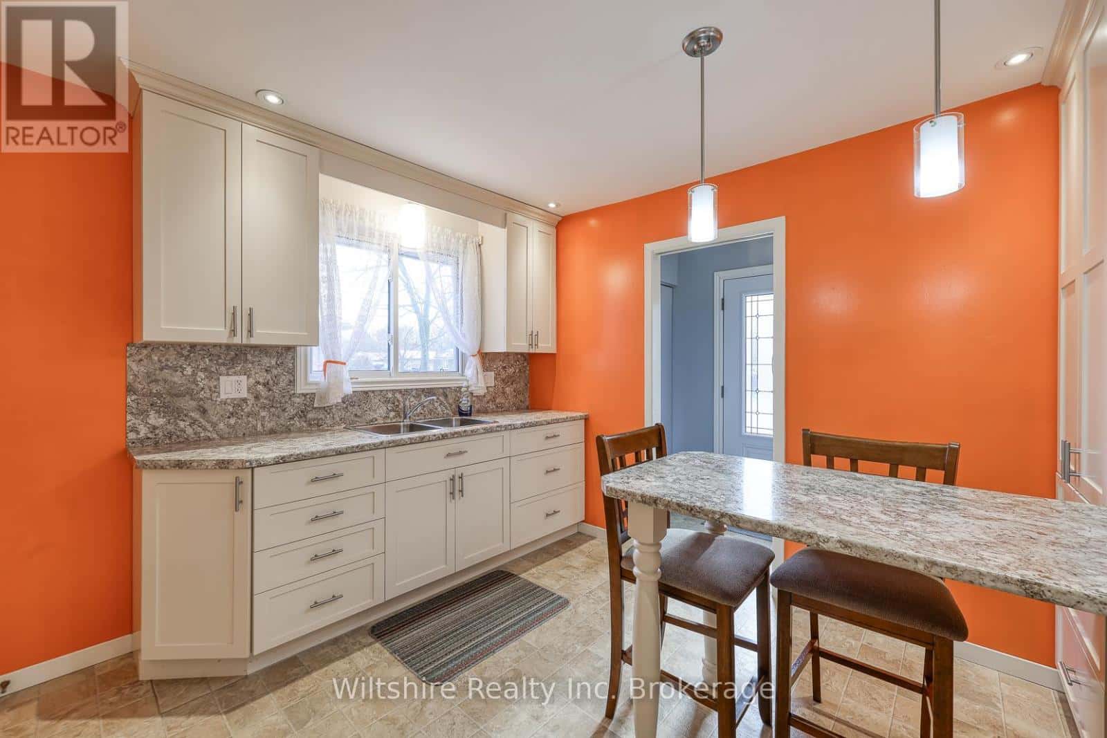 22 CENTENNIAL AVENUE — Tillsonburg - Photo 4 of 26