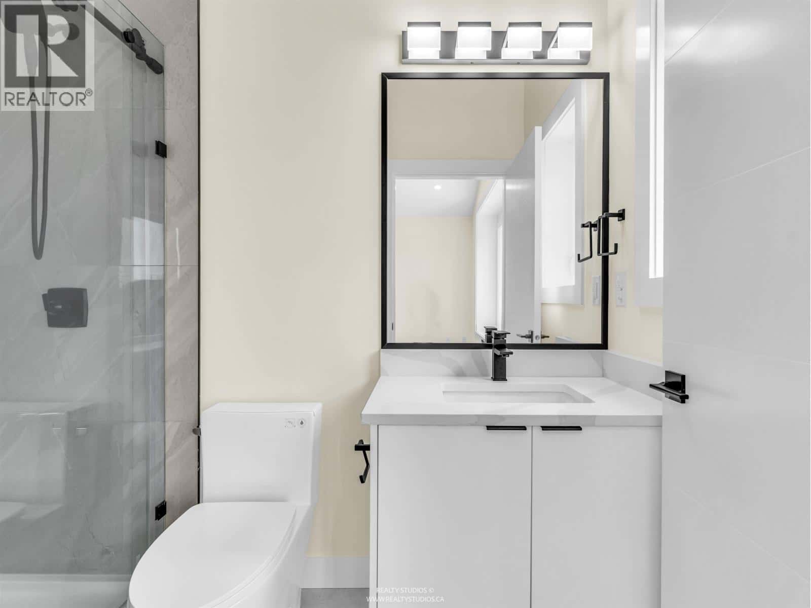 1 5221 CLARENDON STREET — Vancouver - Photo 5 of 40