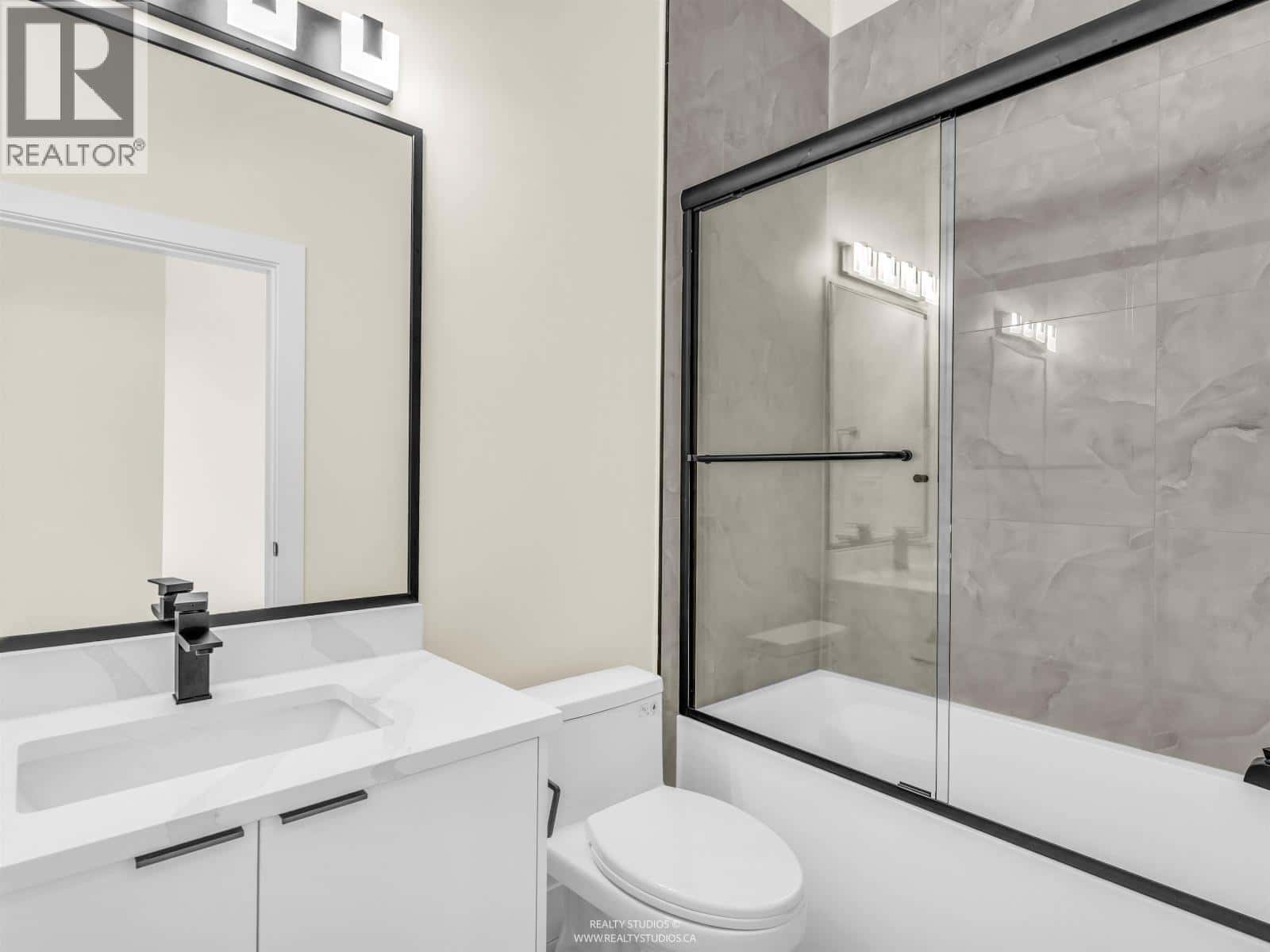 1 5221 CLARENDON STREET — Vancouver - Photo 2 of 40