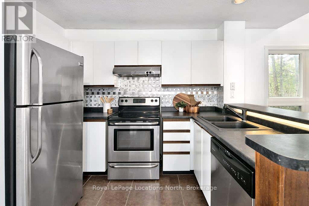 182 - 49 TROTT BOULEVARD — Collingwood - Photo 4 of 14