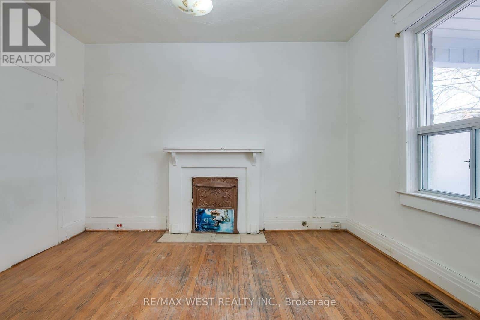 696 ST CLARENS AVENUE — Toronto (Dovercourt-Wallace Emerson-Junction) - Photo 2 of 18