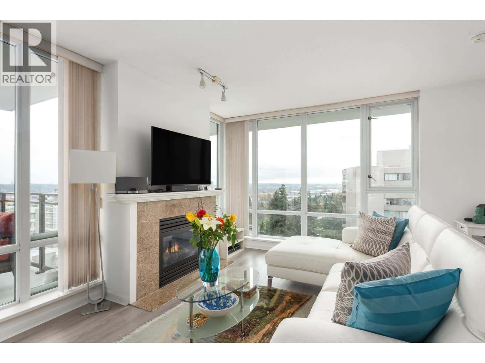 1701 720 HAMILTON STREET — New Westminster - Photo 3 of 32