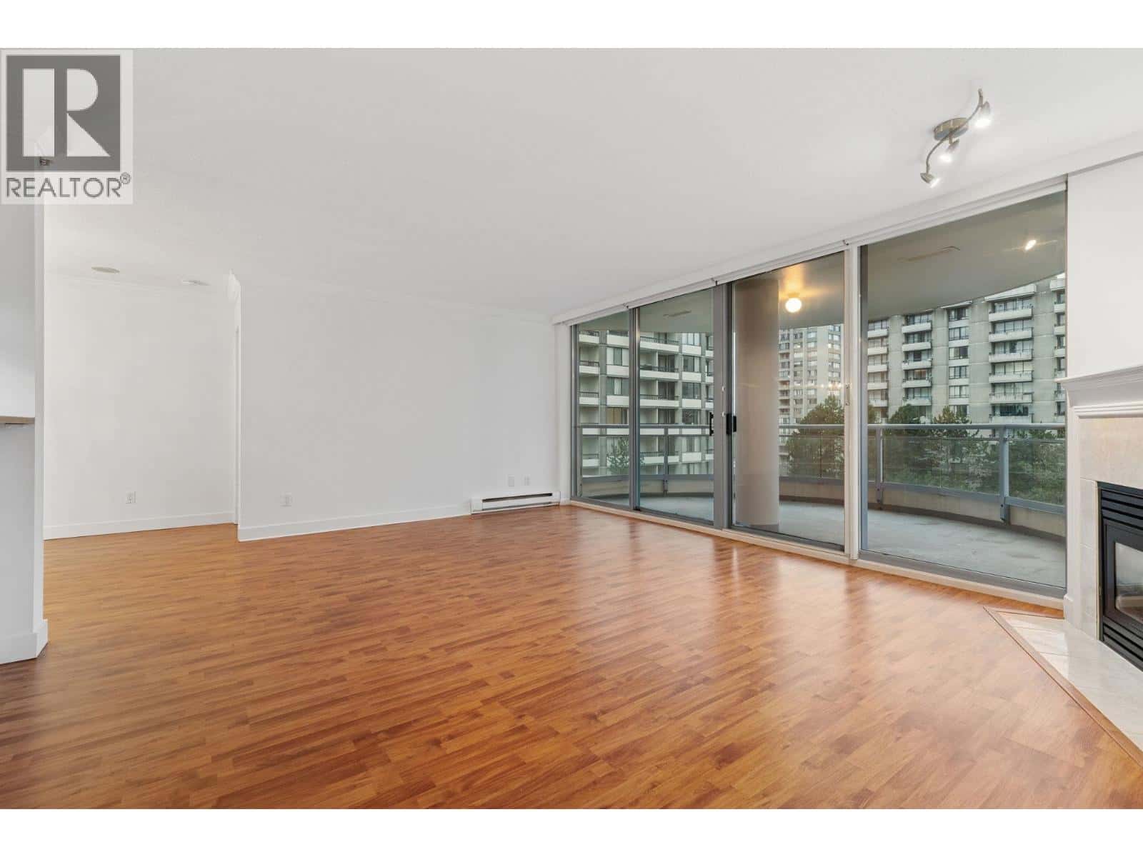 701 739 PRINCESS STREET — New Westminster - Photo 4 of 34