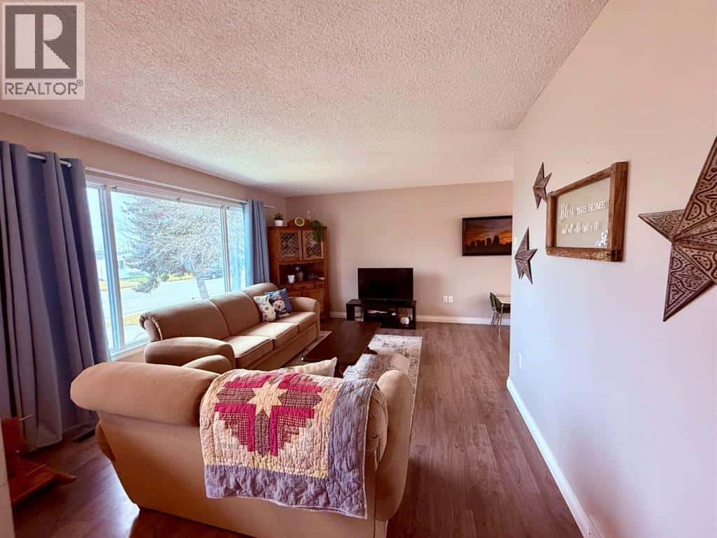 614 5 Avenue W — Hanna - Photo 2 of 37