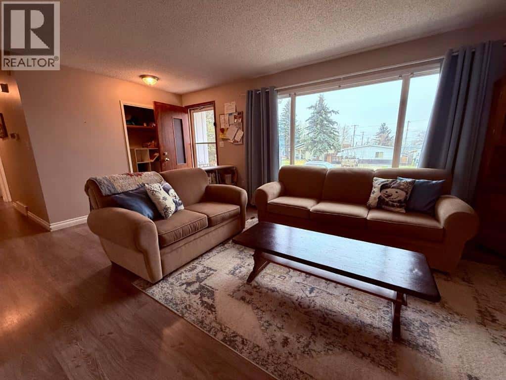 614 5 Avenue W — Hanna - Photo 3 of 37