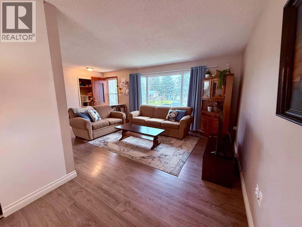 614 5 Avenue W — Hanna - Photo 4 of 37