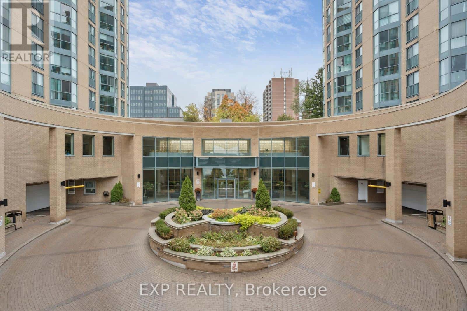 301 - 140 DUNLOP STREET E — Barrie (City Centre) - Photo 4 of 42