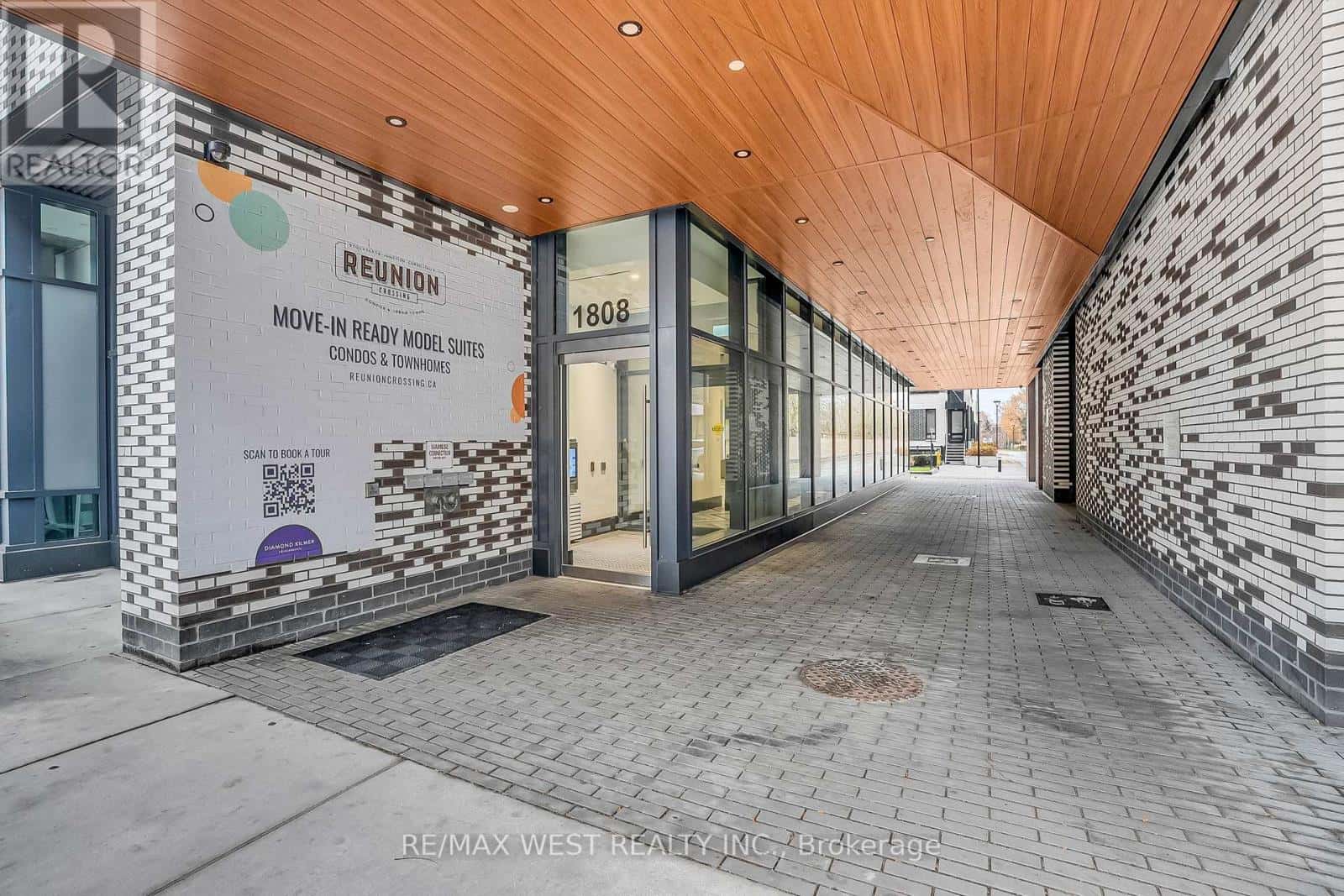 1808 ST. CLAIR W — Toronto (Weston-Pellam Park) - Photo 2 of 19