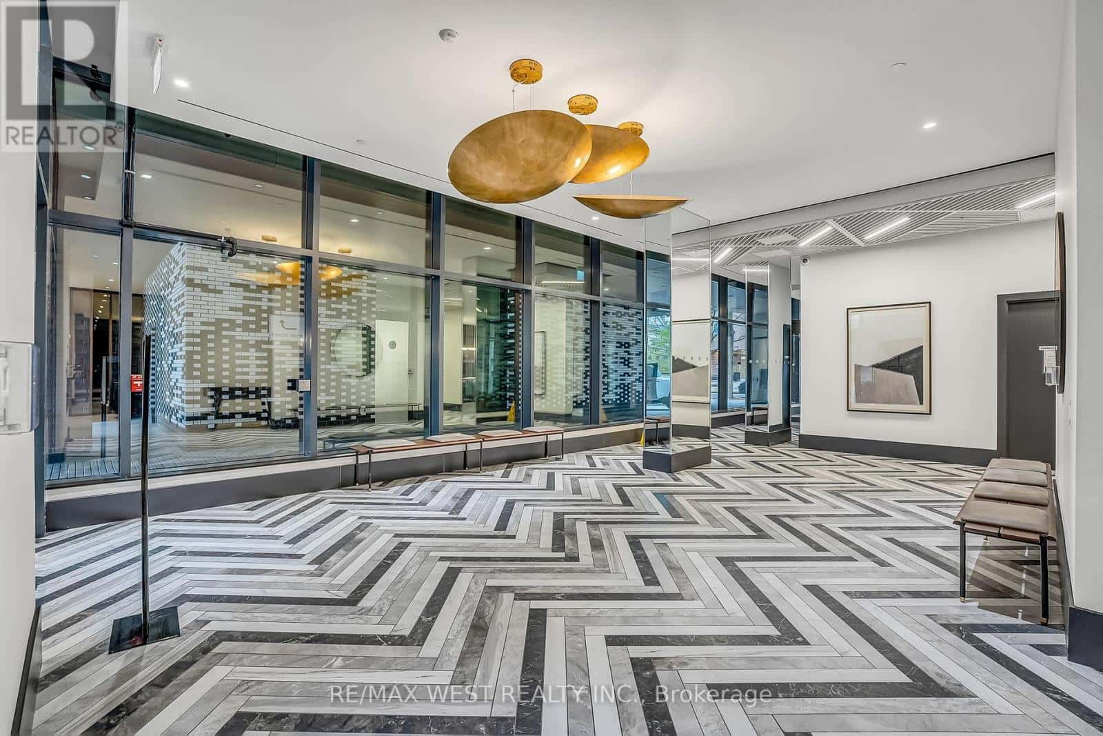 1808 ST. CLAIR W — Toronto (Weston-Pellam Park) - Photo 3 of 19