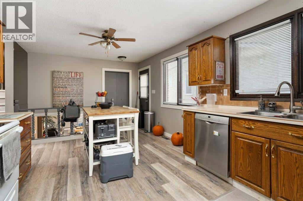 3803 63 Street — Camrose - Photo 5 of 27