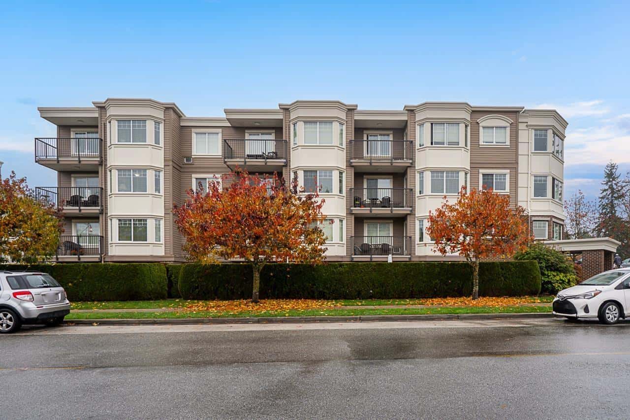 302 15389 ROPER AVENUE — White Rock - Photo 2 of 38