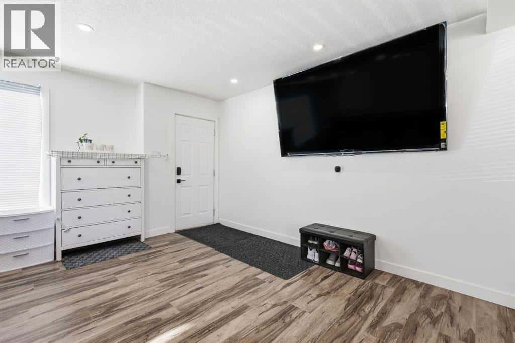 69 Harrow Crescent SW — Calgary, Alberta - Photo 5 of 47