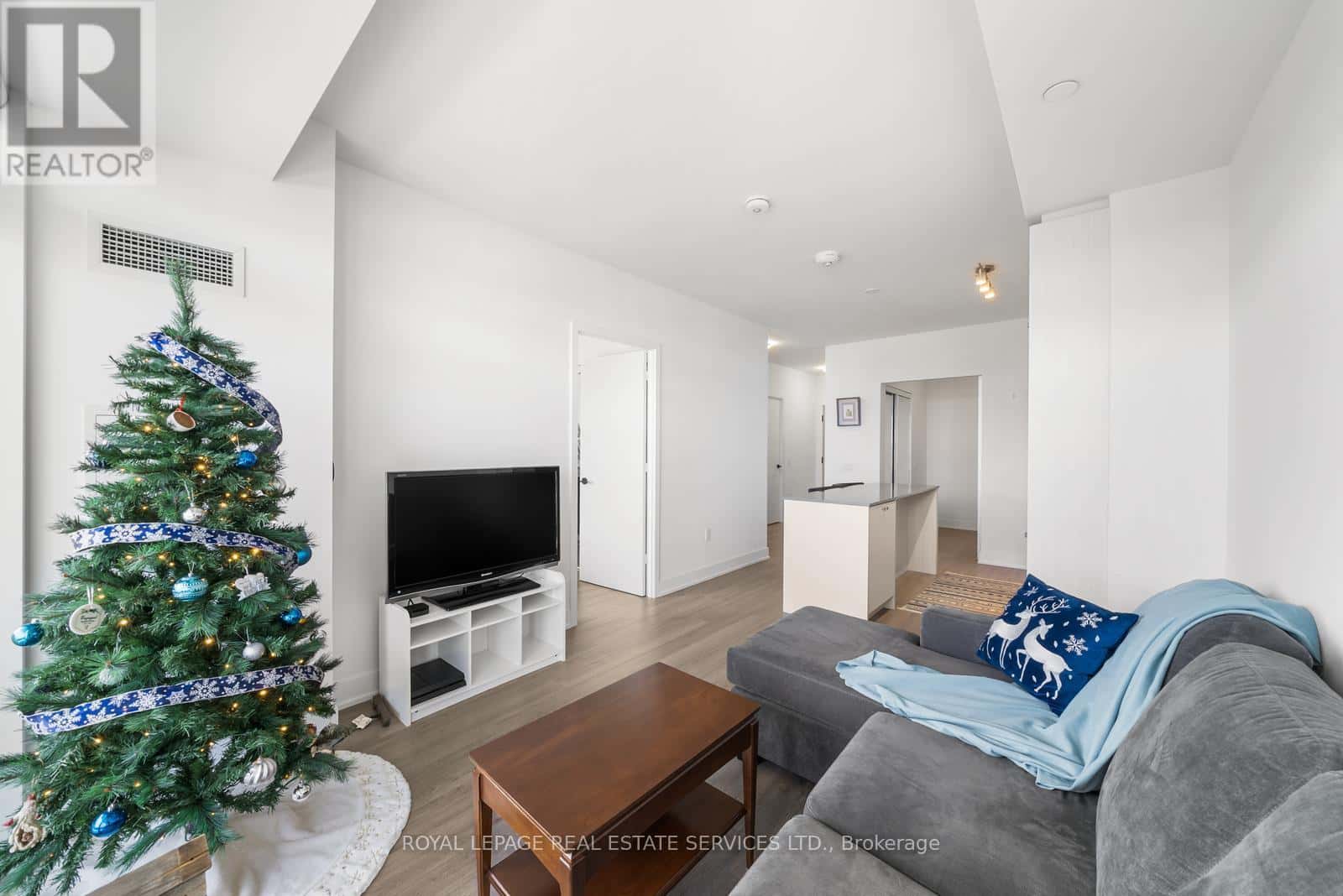 812 - 50 GEORGE BUTCHART DRIVE — Toronto (Downsview-Roding-CFB) - Photo 3 of 43