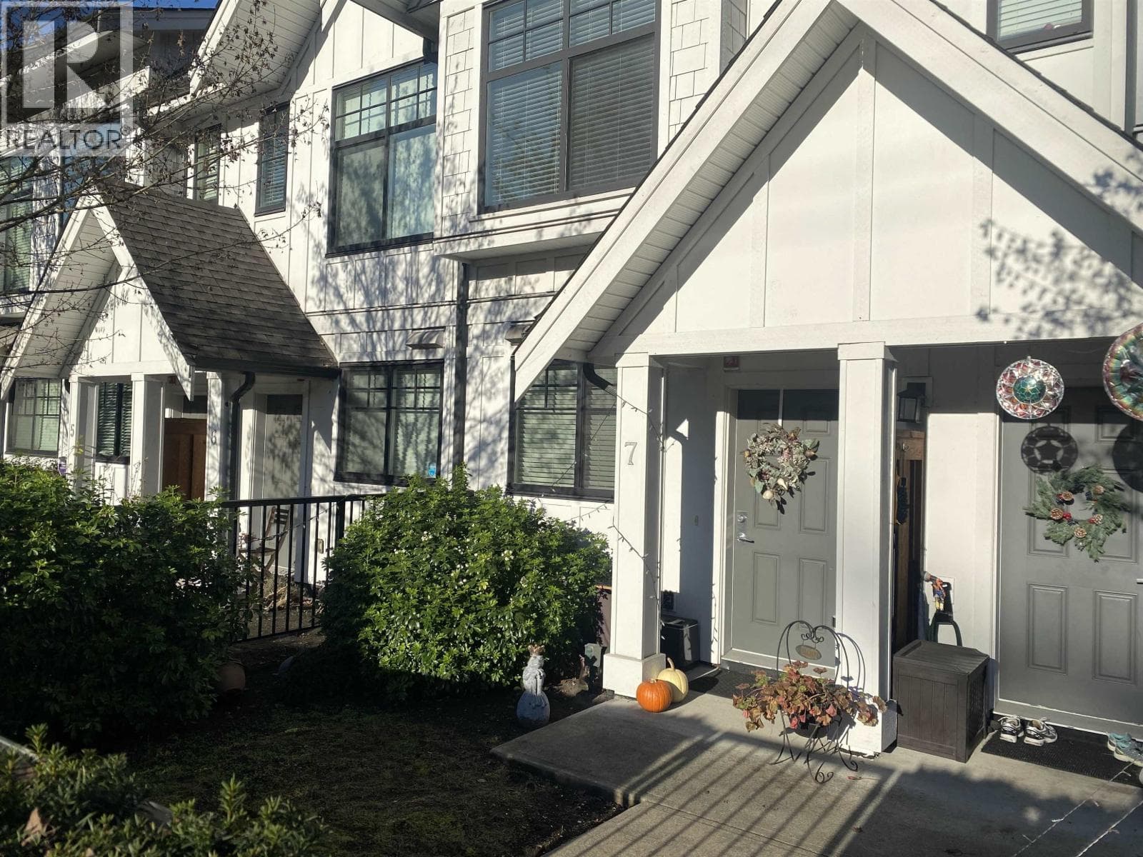 7 5122 CANADA WAY — Burnaby - Main photo