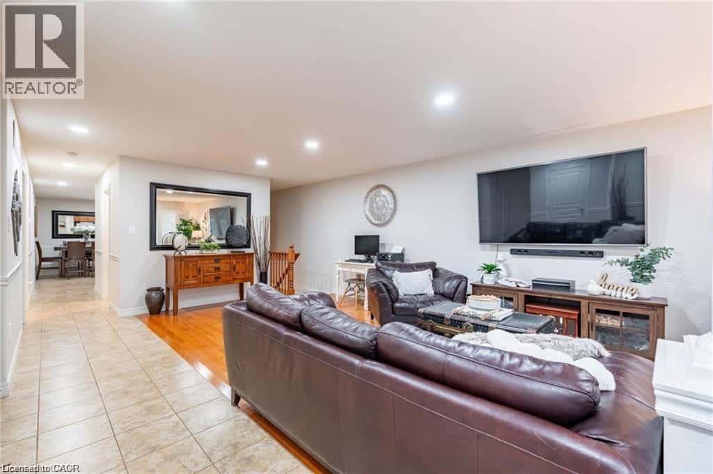 144 SUMNER Crescent — Grimsby - Photo 4 of 29