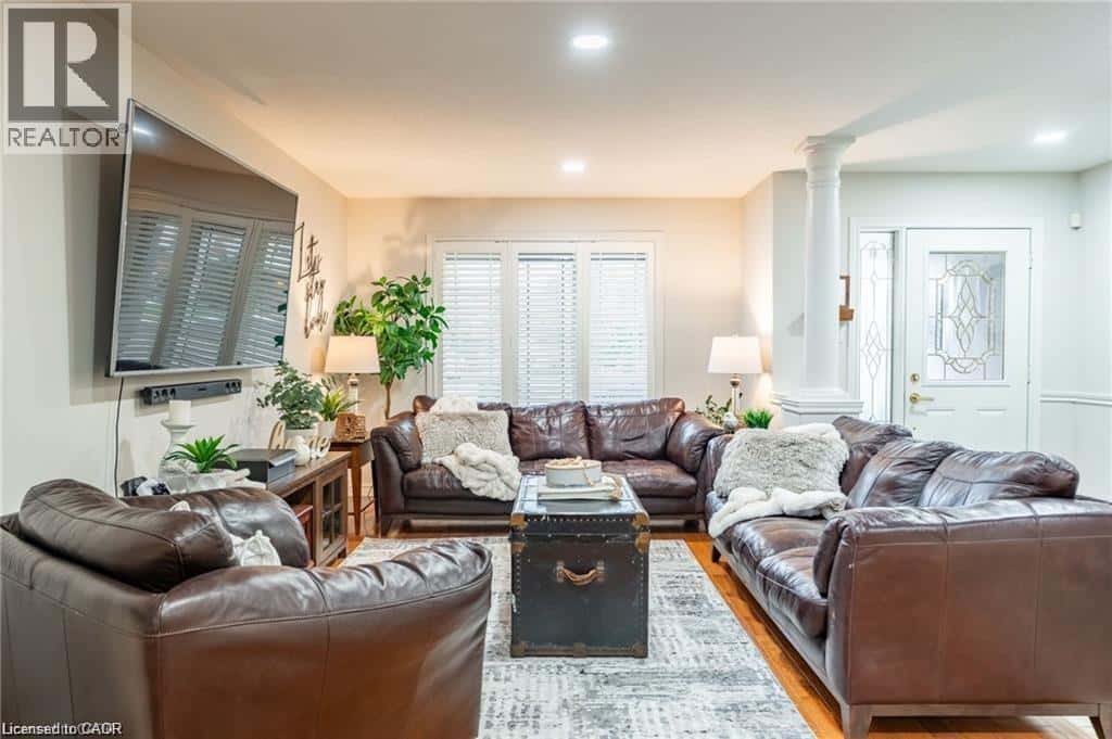 144 SUMNER Crescent — Grimsby - Photo 5 of 29